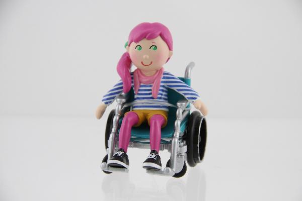 Una muñeca en silla de ruedas para enseñar la vida real